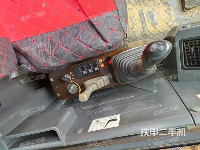 座椅右侧控制台/钥匙门/油门/含右手柄(驾驶室部分) 座椅右侧控制台/钥匙门/油门/含右手柄(驾驶室部分)