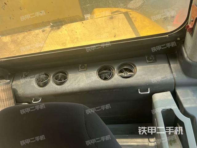座椅左側(cè)控制臺/音響/含左手柄(駕駛室部分) 座椅左側(cè)控制臺/音響/含左手柄(駕駛室部分)