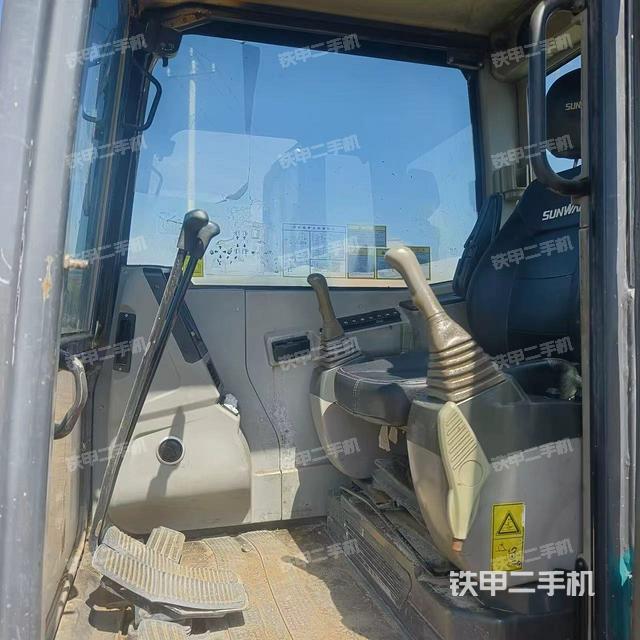 驾驶室顶部（整机外观）