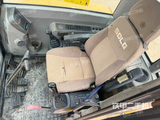 駕駛室整體(整機(jī)外觀) 駕駛室整體(整機(jī)外觀)