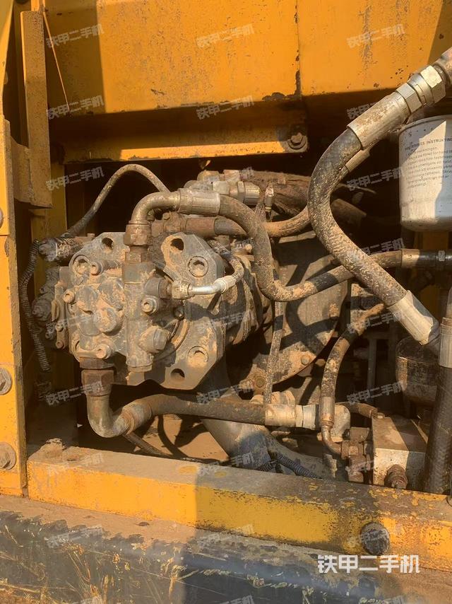 液壓泵艙室正面整體(整機(jī)外觀) 液壓泵艙室正面整體(整機(jī)外觀)