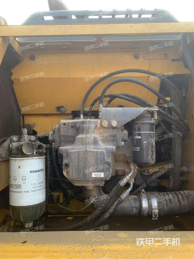 液壓泵艙室正面整體(整機(jī)外觀) 液壓泵艙室正面整體(整機(jī)外觀)