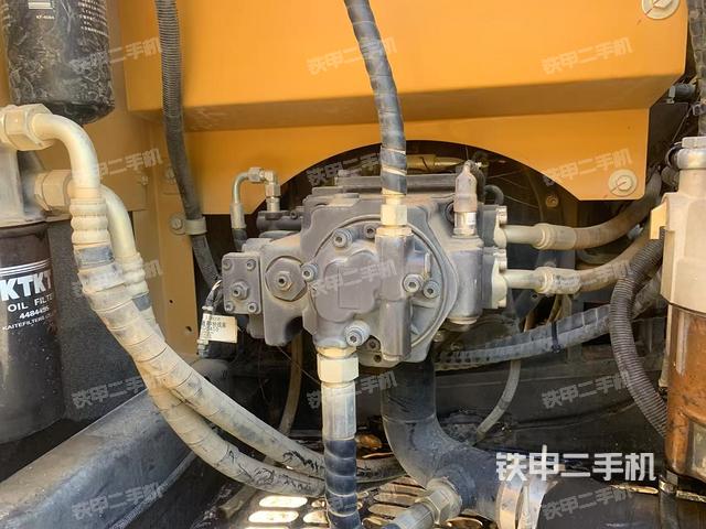 液壓泵艙室正面整體（整機外觀）