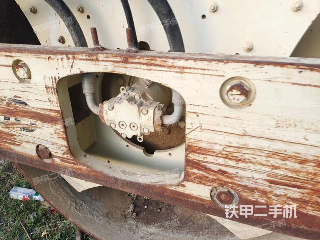 后輪左側(cè)全景（壓路機(jī)前后車架）