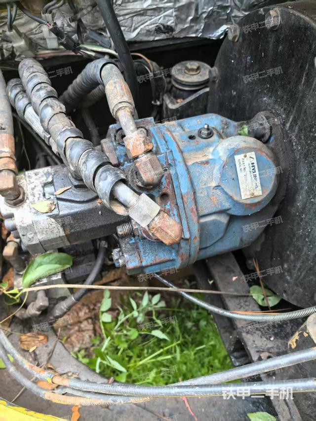 液壓泵艙室正面整體（整機外觀）