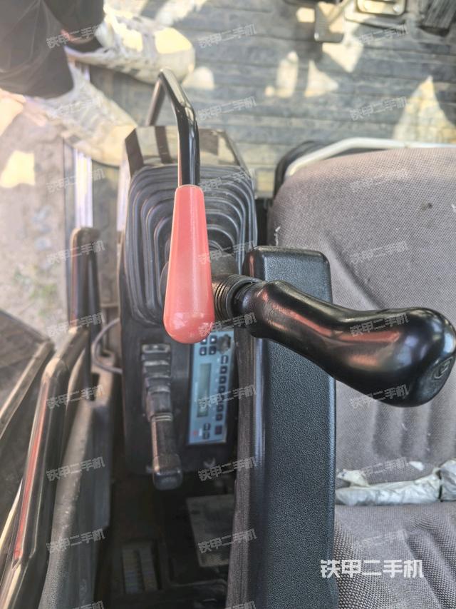 座椅左側(cè)控制臺/音響/含左手柄(駕駛室部分) 座椅左側(cè)控制臺/音響/含左手柄(駕駛室部分)