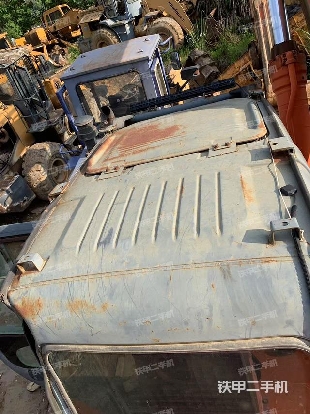 驾驶室顶部(整机外观) 驾驶室顶部(整机外观)