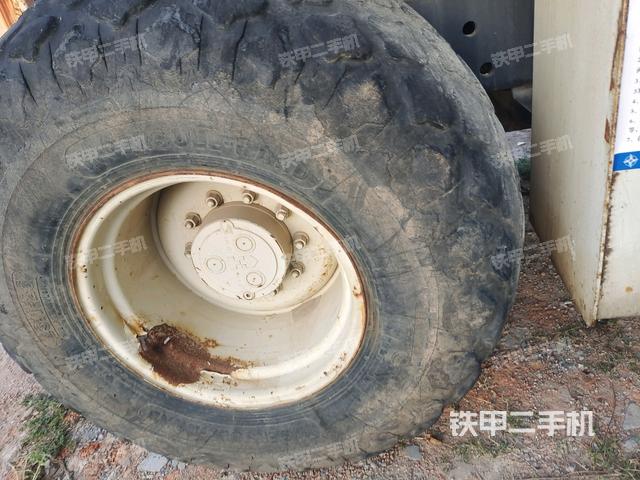 后輪右側(cè)全景（壓路機(jī)前后車架）