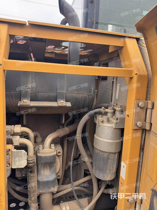 液压泵舱室正面整体(整机外观) 液压泵舱室正面整体(整机外观)