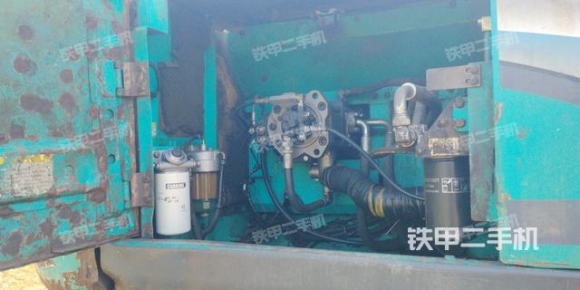 液压泵舱室正面整体（整机外观）