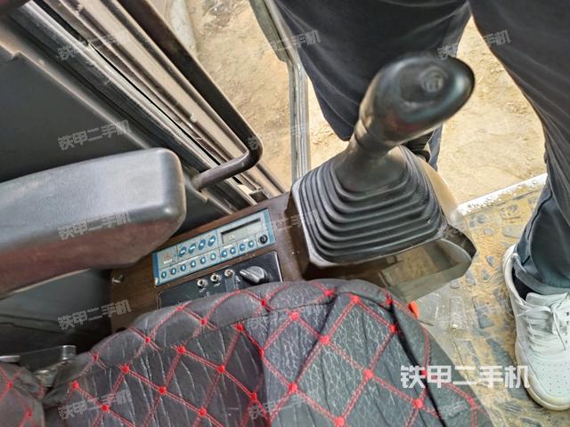 座椅左侧控制台/音响/含左手柄(驾驶室部分) 座椅左侧控制台/音响/含左手柄(驾驶室部分)