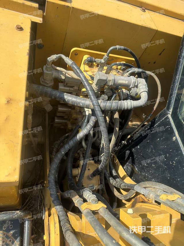 回轉馬達和主控閥(整機外觀) 回轉馬達和主控閥(整機外觀)