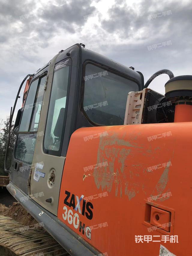 駕駛室頂部(整機外觀) 駕駛室頂部(整機外觀)