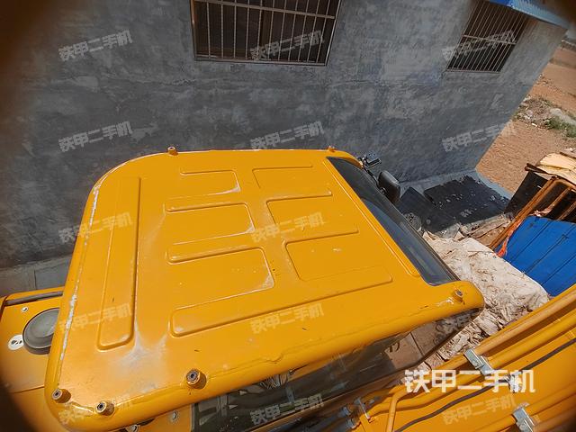 駕駛室頂部(整機(jī)外觀) 駕駛室頂部(整機(jī)外觀)