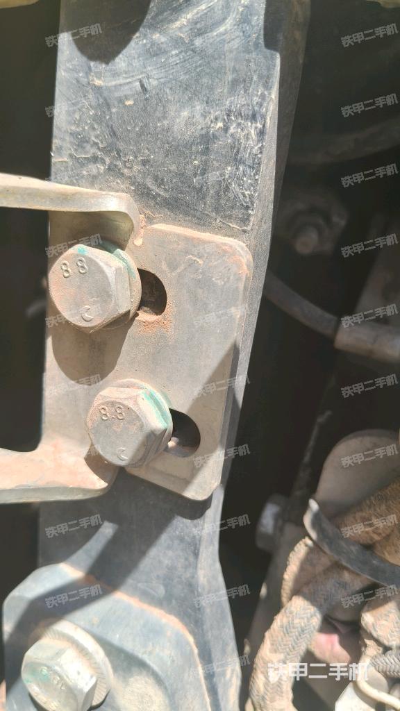 液壓泵艙室正面整體(整機外觀) 液壓泵艙室正面整體(整機外觀)