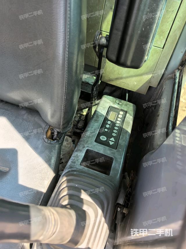 座椅右侧控制台/钥匙门/油门/含右手柄（驾驶室部分）