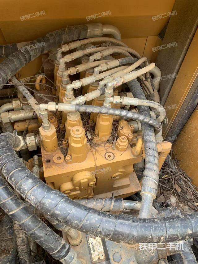 回轉馬達和主控閥（整機外觀）