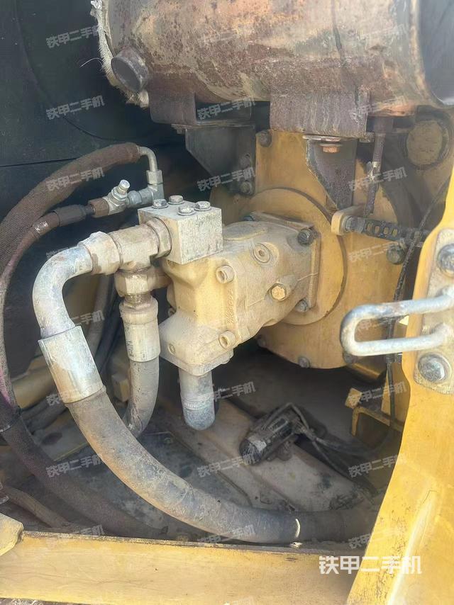 液壓泵艙室正面整體(整機外觀) 液壓泵艙室正面整體(整機外觀)