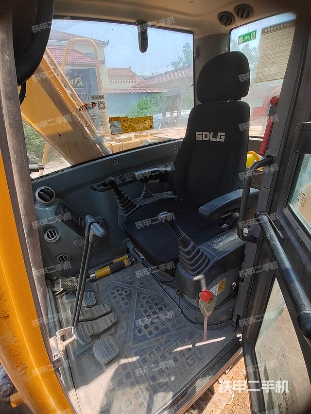 駕駛室整體(整機(jī)外觀) 駕駛室整體(整機(jī)外觀)