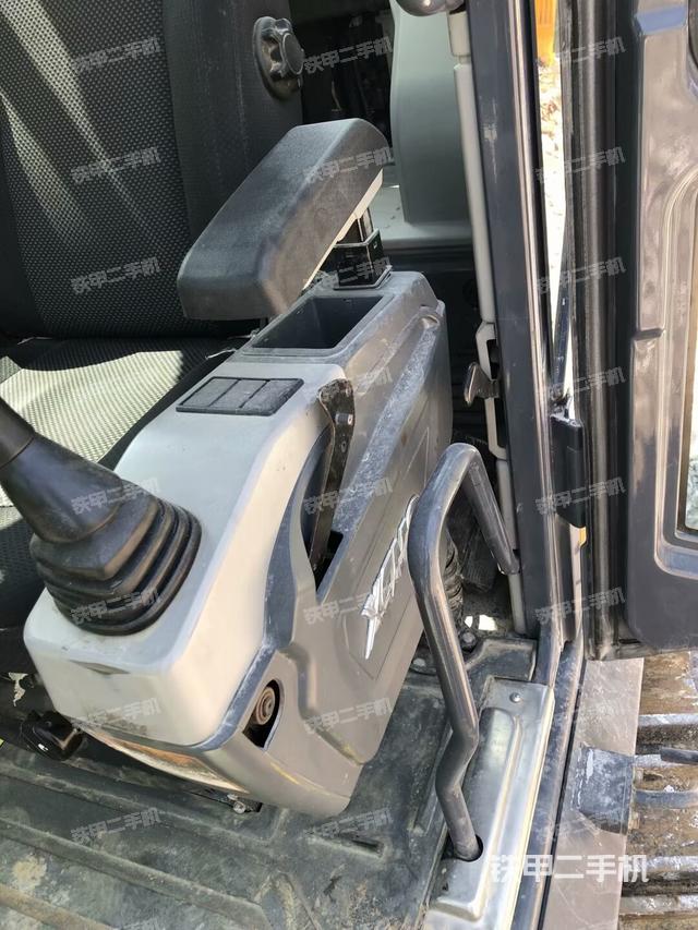 座椅左侧控制台/音响/含左手柄(驾驶室部分) 座椅左侧控制台/音响/含左手柄(驾驶室部分)