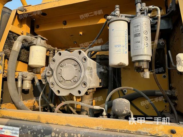 液壓泵艙室正面整體(整機外觀) 液壓泵艙室正面整體(整機外觀)