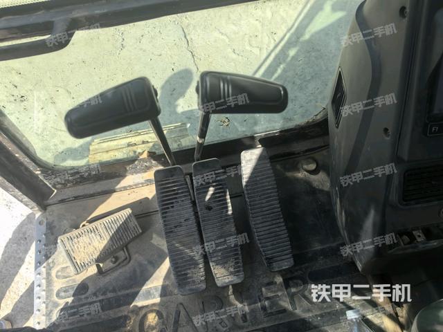 行走控制手柄和踏板 俯拍（驾驶室部分）