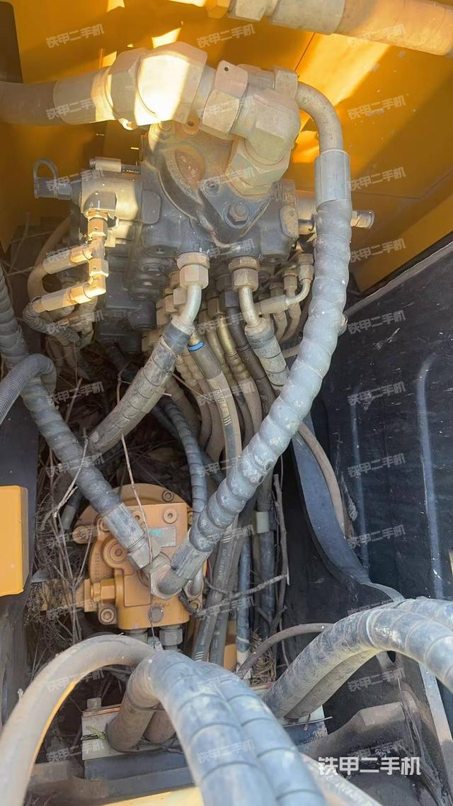 回转马达和主控阀(整机外观) 回转马达和主控阀(整机外观)