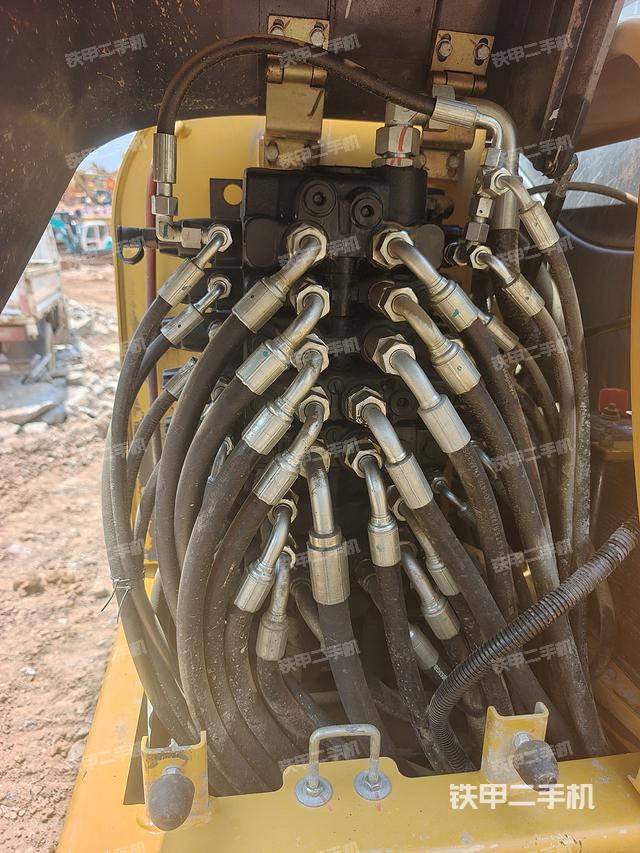 回转马达和主控阀（整机外观）