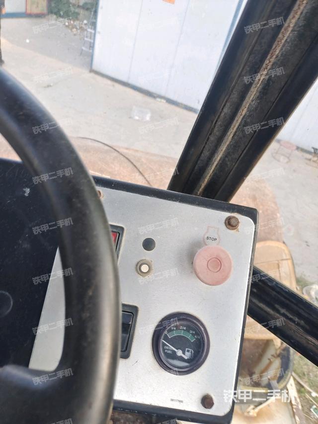 駕駛室內(nèi)座椅、儀表操作手柄全景（壓路機(jī)駕駛室）