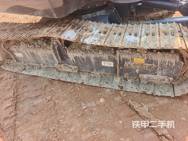 單側(cè)履帶整體(整機(jī)外觀) 單側(cè)履帶整體(整機(jī)外觀)