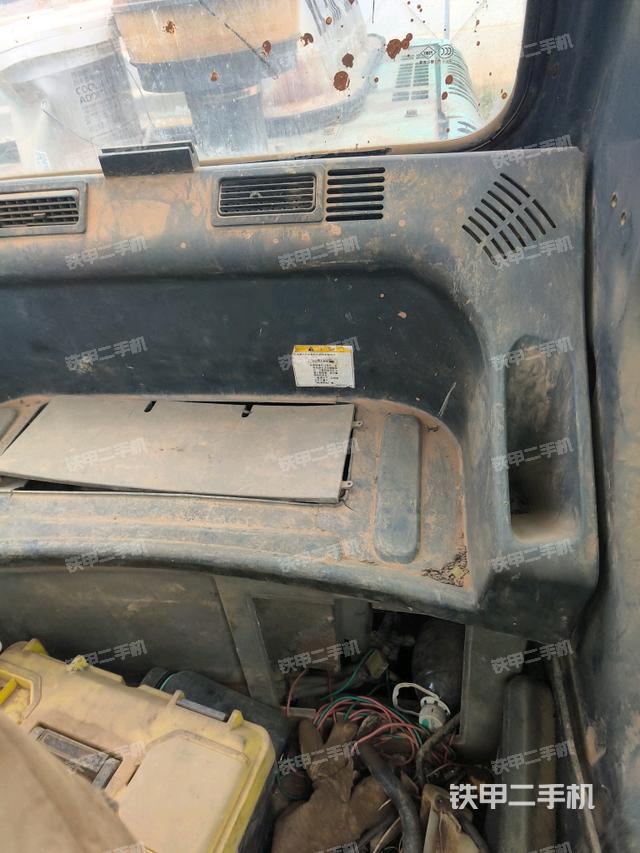 行走控制手柄和踏板?俯拍(駕駛室部分) 行走控制手柄和踏板?俯拍(駕駛室部分)