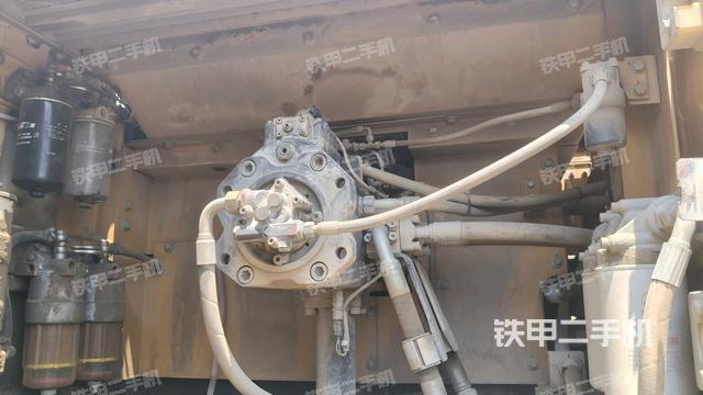液压泵舱室正面整体（整机外观）