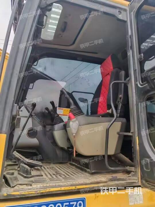 駕駛室頂部(整機(jī)外觀) 駕駛室頂部(整機(jī)外觀)