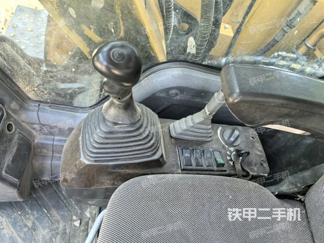 座椅右側(cè)控制臺/鑰匙門/油門/含右手柄(駕駛室部分) 座椅右側(cè)控制臺/鑰匙門/油門/含右手柄(駕駛室部分)