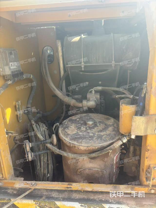 液壓泵艙室正面整體(整機外觀) 液壓泵艙室正面整體(整機外觀)