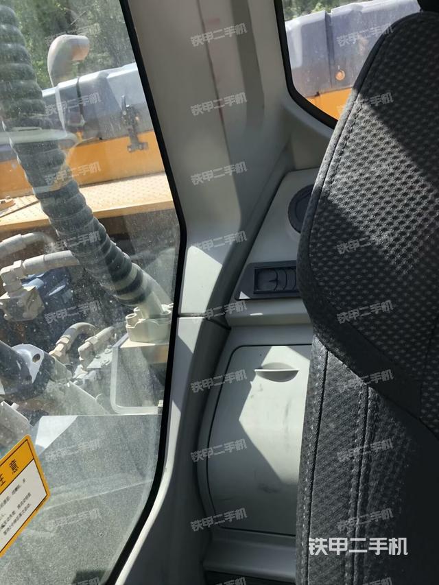 座椅右侧控制台/钥匙门/油门/含右手柄(驾驶室部分) 座椅右侧控制台/钥匙门/油门/含右手柄(驾驶室部分)