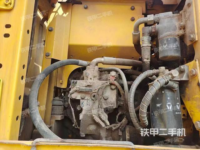 液压泵舱室正面整体(整机外观) 液压泵舱室正面整体(整机外观)