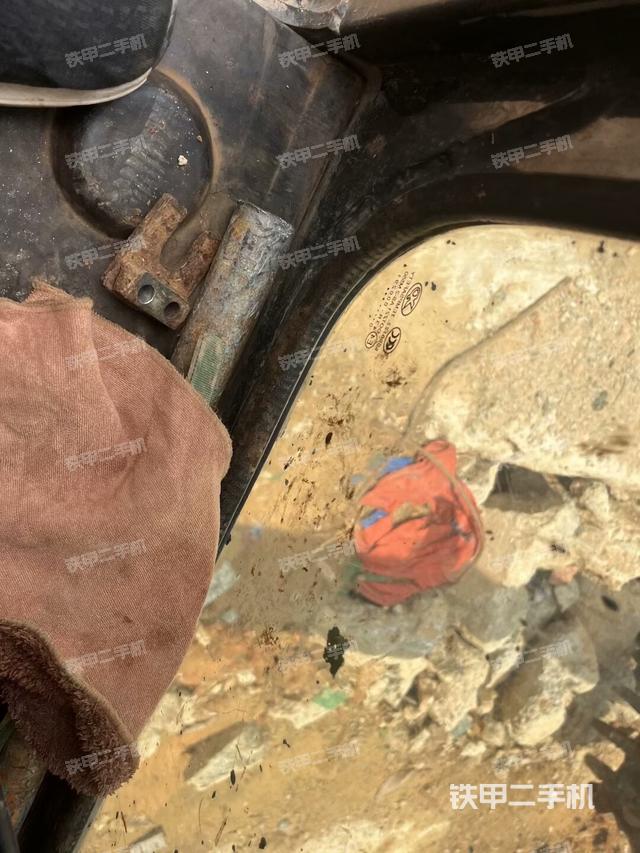 行走控制手柄和踏板?俯拍(駕駛室部分) 行走控制手柄和踏板?俯拍(駕駛室部分)