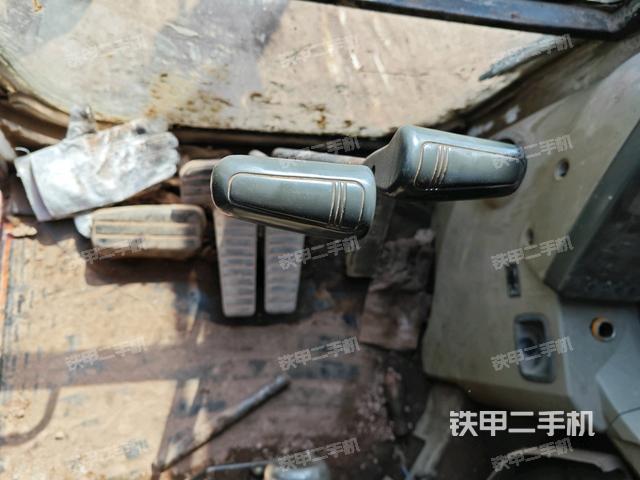 行走控制手柄和踏板?俯拍(駕駛室部分) 行走控制手柄和踏板?俯拍(駕駛室部分)