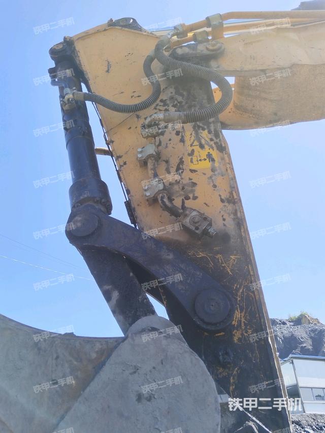 小臂整体左后(工作和回转装置) 小臂整体左后(工作和回转装置)