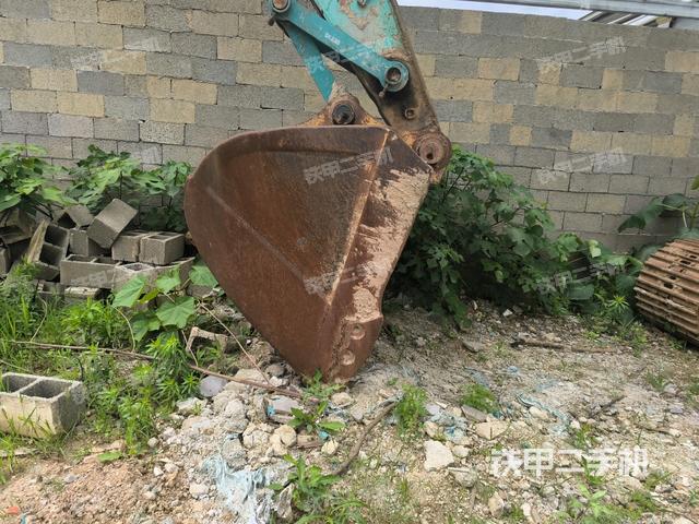 鏟斗右后整體(工作和回轉(zhuǎn)裝置) 鏟斗右后整體(工作和回轉(zhuǎn)裝置)