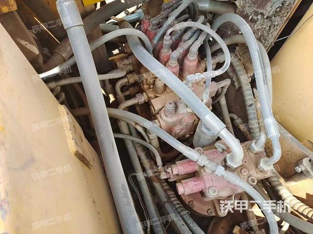 回轉(zhuǎn)馬達(dá)和主控閥(整機(jī)外觀) 回轉(zhuǎn)馬達(dá)和主控閥(整機(jī)外觀)