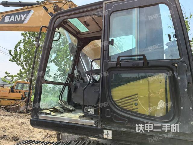 駕駛室整體(整機外觀) 駕駛室整體(整機外觀)