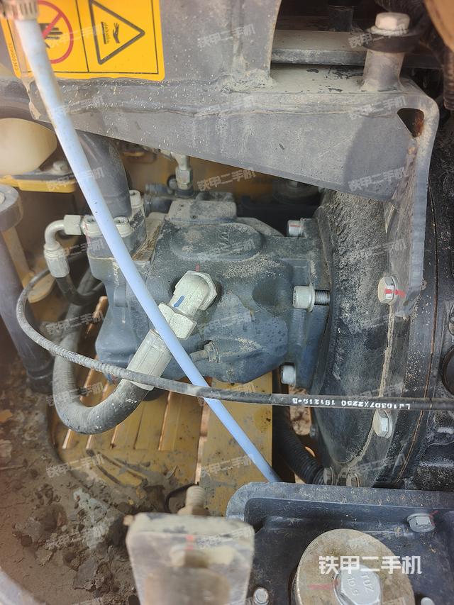 液压泵舱室正面整体（整机外观）