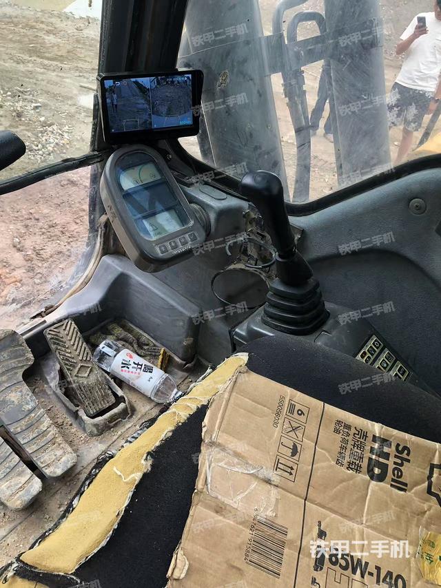 駕駛室整體(整機(jī)外觀) 駕駛室整體(整機(jī)外觀)