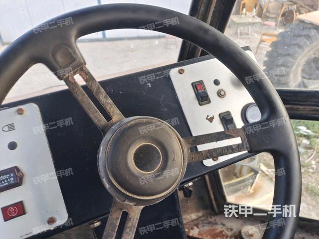 駕駛室頂蓬內(nèi)（壓路機(jī)駕駛室）