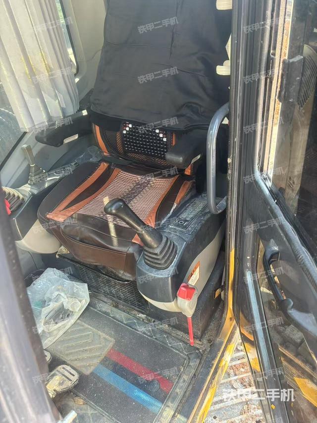 駕駛室整體(整機外觀) 駕駛室整體(整機外觀)