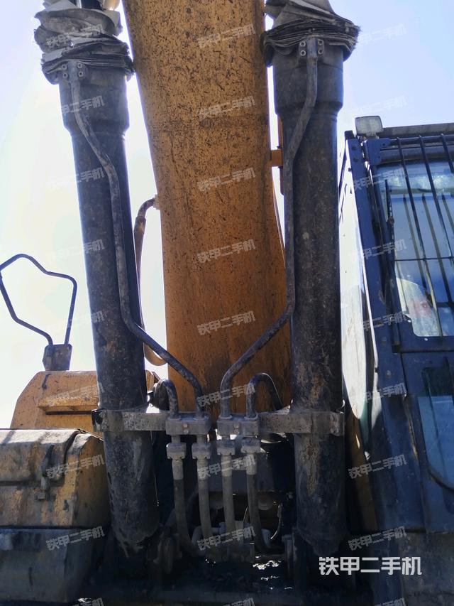 大臂油缸整体 竖拍(工作和回转装置) 大臂油缸整体 竖拍(工作和回转装置)