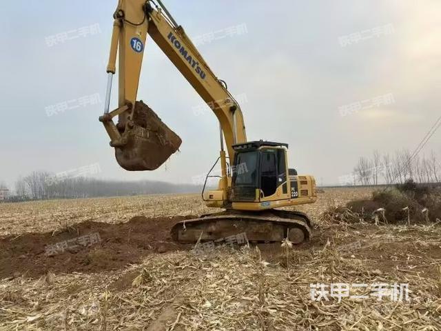 駕駛室整體(整機(jī)外觀) 駕駛室整體(整機(jī)外觀)