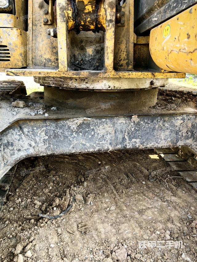 轉盤和下車架正前(工作和回轉裝置) 轉盤和下車架正前(工作和回轉裝置)